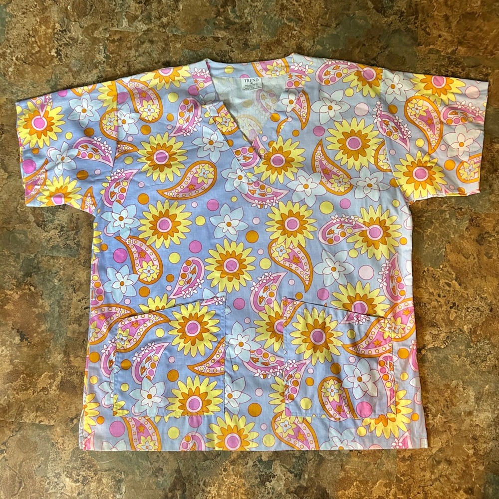 Trend Scrub Top Womens Size Medium Floral Multicolored Short Sleeve Work Shit